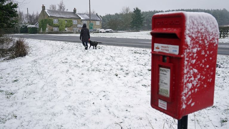 زنی سگ خود را از میان برف در اسلی، نورثامبرلند می‌گذراند.  در حالی که کریسمس سفید ادامه دارد، بخش‌هایی از انگلستان از شرق میدلندز تا شمال شرقی به اسکاتلند پیوسته‌اند تا برای شرایط کولاک مانند در روز باکسینگ آماده شوند.  تاریخ عکس: یکشنبه 26 دسامبر 2021