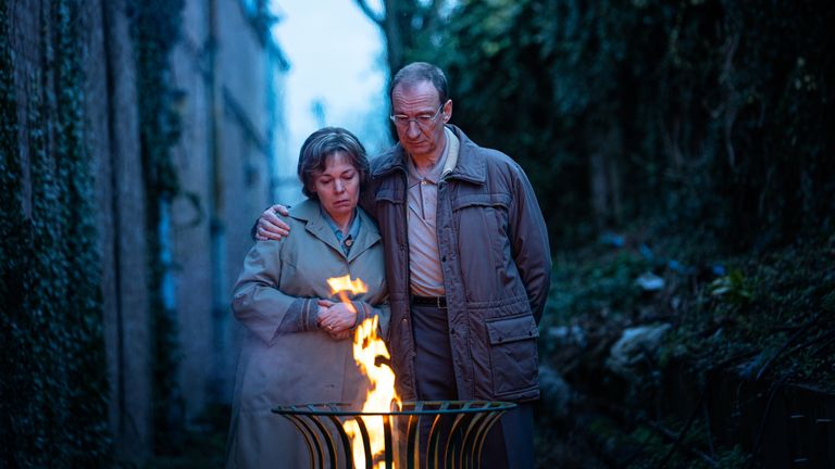 اولیویا کولمن و دیوید تولیس در فیلم مناظر بازی می کنند که داستان زوجی به ظاهر عادی را روایت می کند که با پیدا شدن دو جسد در باغچه پشتی خانه ای در ناتینگهام در کانون تحقیقات پلیس قرار می گیرند.  عکس: استفانی روزینی / Sky UK / HBO / Sister