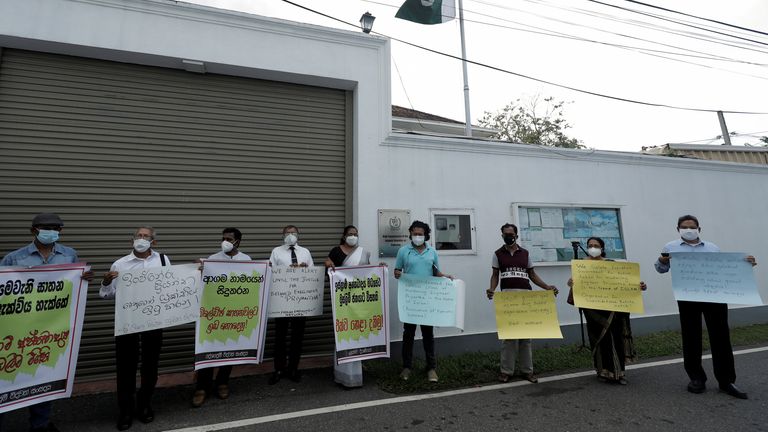 مردم پس از لینچ در مقابل کمیسیون عالی پاکستان در سریلانکا تظاهرات کردند