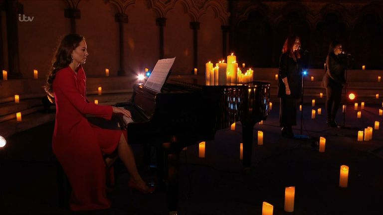 Kate Middleton joue du piano en public pour la première fois, dans une émission d'ITV intitulée Royal Carols: Together At Christmas à l'abbaye de Westminster