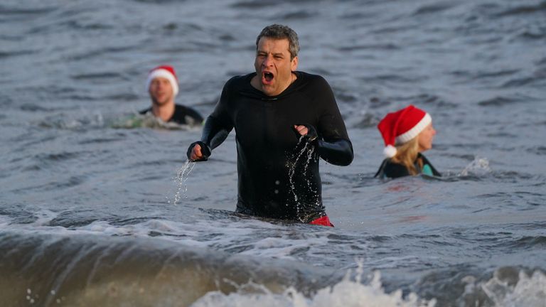 یک شناگر وحشی برای کریسمس در ساحل پورتوبلو در ادینبورگ غواصی می کند.  تاریخ عکس: شنبه 25 دسامبر 2021