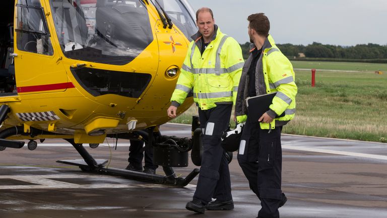 El príncipe William también habló sobre su tiempo como piloto de ambulancia aérea.