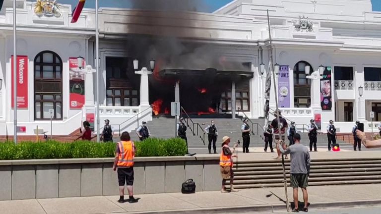 Australia: Protesters set fire to former parliament building
