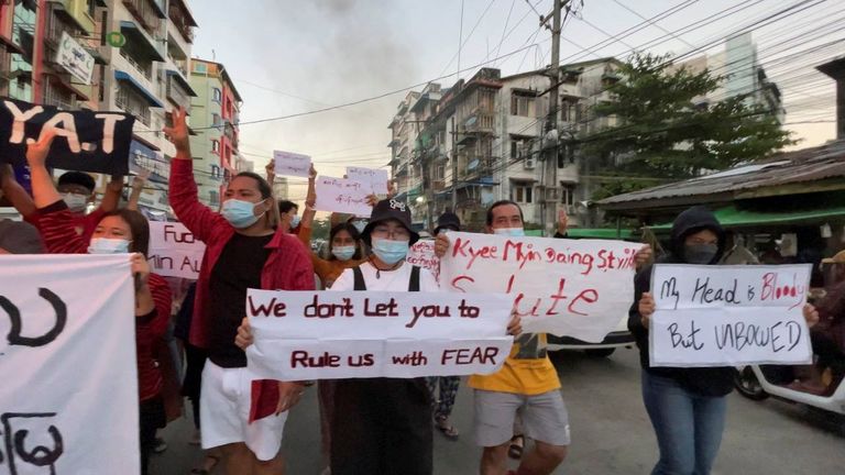 抗議者たちは、2021年12月6日、ミャンマーのヤンゴンで、アウンサンスーチーの支配に反対するデモを行います。ロイターがソーシャルメディアビデオから取得したこの静止画像では、この画像は第三者によって提供されました。 強制的なクレジット。 レビューはありません。 アーカイブしません。