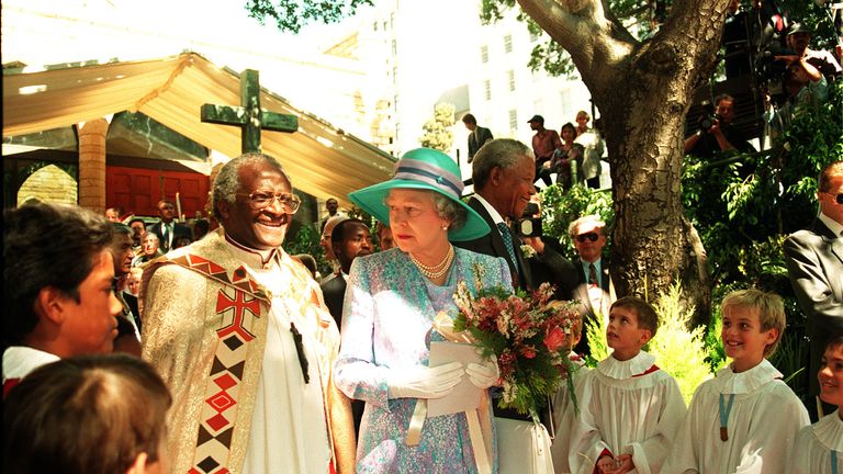 Königin Elizabeth spricht mit Erzbischof Desmond Tutu, als sie und Präsident Nelson Mandela die St.-Georgs-Kathedrale in Kapstadt verlassen, nachdem sie an einem Gottesdienst zum Tag der Menschenrechte teilgenommen hatten.  21. März 1995