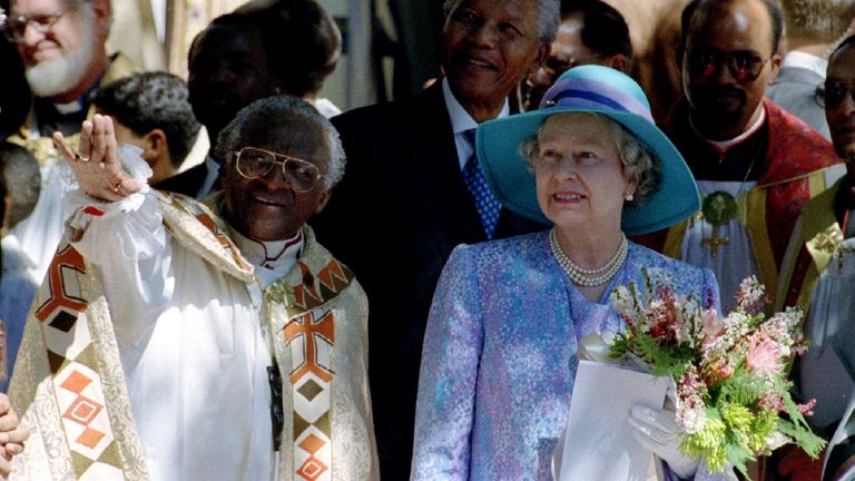 ملکه بریتانیا الیزابت دوم (R) پس از شرکت در مراسم روز حقوق بشر در 21 مارس، کلیسای جامع سنت جورج را به همراه اسقف اعظم دزموند توتو (L) و رئیس جمهور نلسون ماندلا (C) ترک می کند.  ملکه در یک سفر شش روزه دولتی در آفریقای جنوبی به سر می برد که اولین دیدار وی از سال 1947 به این کشور است