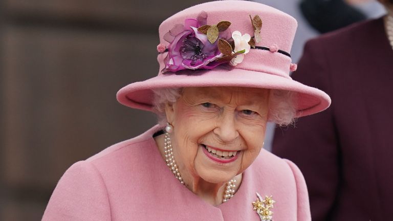 ملکه الیزابت دوم پس از شرکت در مراسم افتتاحیه ششمین جلسه سند در کاردیف، آنجا را ترک می کند.  تاریخ عکس: پنجشنبه 14 اکتبر 2021