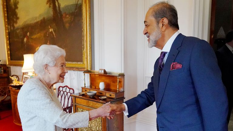 Królowa Elżbieta II przyjmuje sułtana Omanu podczas przyjęcia w zamku Windsor.  Data zdjęcia: środa, 15 grudnia 2021 r.