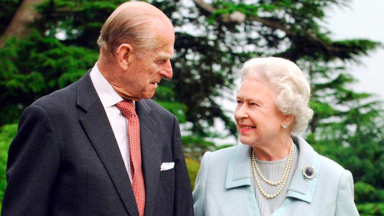 ملکه بریتانیا الیزابت و شاهزاده فیلیپ، دوک ادینبورگ، در این عکس بدون تاریخ که در سال 2007 گرفته شده است، در برودلندز در رامسی، انگلستان جنوبی قدم می زنند. ملکه و شاهزاده فیلیپ سالگرد ازدواج الماس خود را با مراسم ویژه شکرگزاری در 19 نوامبر 2007 جشن خواهند گرفت. رویترز / فیونا هانسون / استخر (بریتانیا - برچسب‌ها: Society ROYALS)