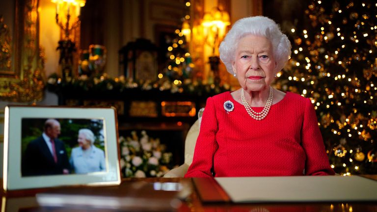 Королева записывает свое ежегодное рождественское обращение в Белой гостиной Виндзорского замка.