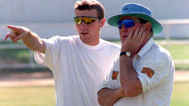 Le capitaine de cricket anglais Mike Atherton et le manager Ray Illingworth discutent des plans lors de l'entraînement au filet à Karachi, au Pakistan.  - 28-fév-1996