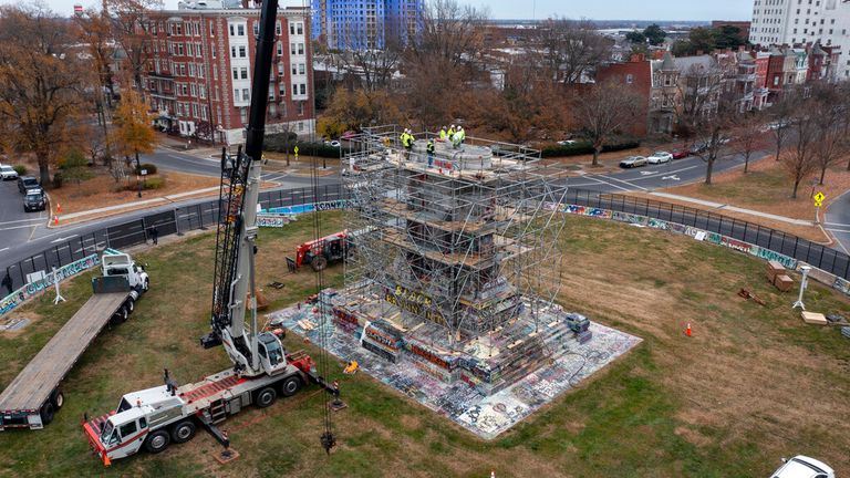 Statue of Robert E Lee being moved. Pic: AP