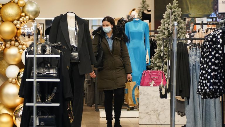 Los compradores usan máscaras faciales en Liverpool, ya que las personas deben usar cubiertas faciales en tiendas, centros comerciales y en el transporte público en Inglaterra para contener la propagación de la variable Omicron Covid-19.  Fecha de la foto: Martes 30 de noviembre de 2021.