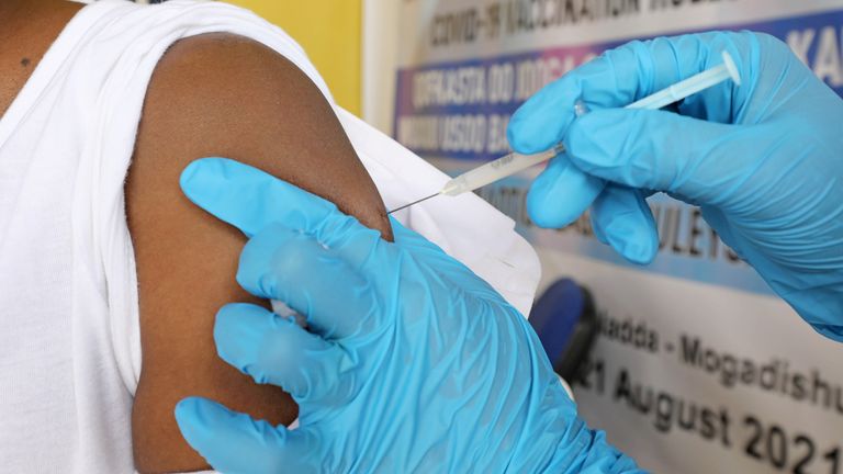 Un travailleur de la santé somalien reçoit un vaccin contre la pandémie de la maladie à coronavirus (COVID-19) à Mogadiscio, en Somalie, le 21 août 2021