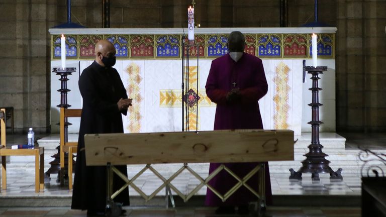     جسد اسقف اعظم انگلیکن دزموند توتو در کلیسای جامع St.  جورج در کیپ تاون، آفریقای جنوبی
