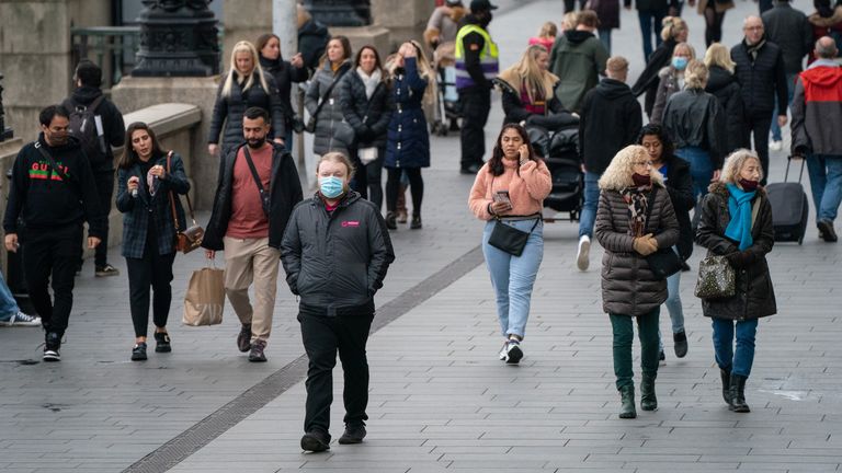 پس از اجرایی شدن محدودیت‌های جدید برای کاهش سرعت شیوع ویروس Omicron، مردم در حال قدم زدن در ساحل جنوبی، در مرکز لندن هستند.  تاریخ عکس: پنجشنبه 25 آذر 1390