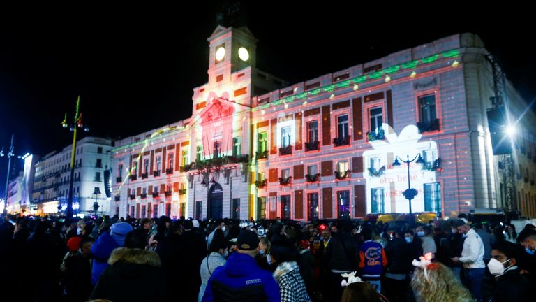 Les gens ont accueilli la nouvelle année sur la place Puerta del Sol