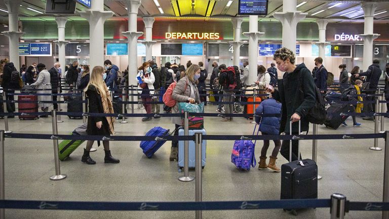 Mensen op het St Pancras-station in Londen reizen naar Frankrijk voordat er strengere regels werden ingevoerd voor bezoekers uit het VK in een poging de verspreiding van de Omicron-variant van het coronavirus tegen te gaan.  Fotodatum: vrijdag 17 december 2021.