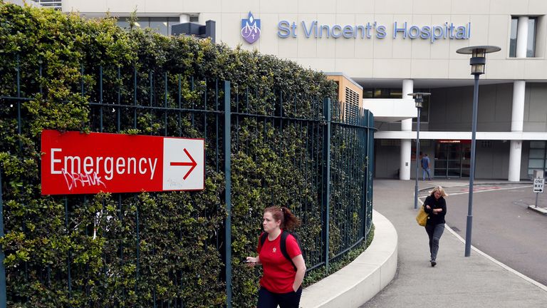 シドニーのセントビンセント病院の緊急入口近くを歩く女性