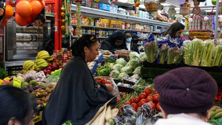 People shop at a supermarket amid the coronavirus disease (COVID-19) outbreak, in London, Britain December 24, 2021. REUTERS/Kevin Coombs
