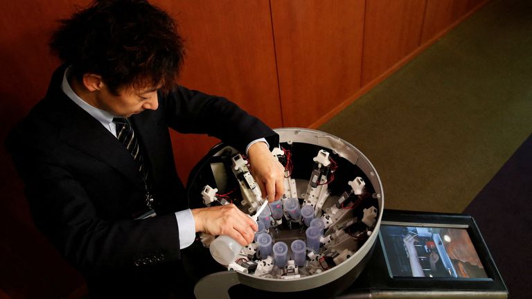 Homei Miyashita, professeur à l'Université Meiji, espère que son invention rassemblera les gens Pic Reuters 