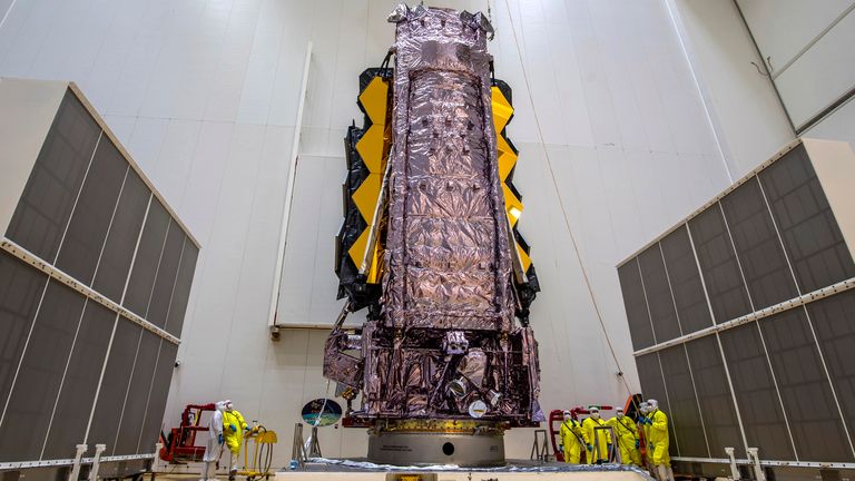 التلسكوب محمي فوق صاروخ آريان 5.  الصورة: M.Pedoussaut / ESA عبر AP