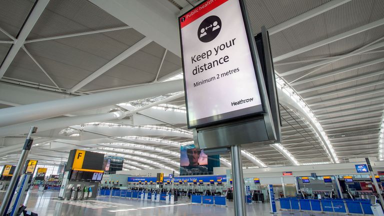 Heathrow, Terminal 5A, hall d'enregistrement, signalisation COVID-19, 20 mai 2020.