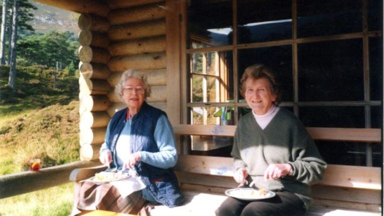 Une photo semble montrer la reine dans sa cabane en rondins sur le domaine de Balmoral.  Photo : Margaret Rhodes