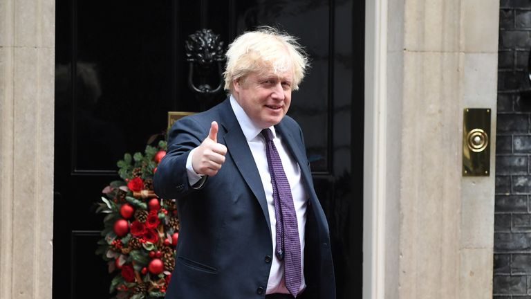 Perdana Menteri Inggris Boris Johnson memberi isyarat menjelang pertemuan dengan Sultan Brunei Hassanal Bolkiah (tidak terlihat) di Downing Street, di London, Inggris 3 Desember 2021. Jeremy Selwyn/Pool via REUTERS