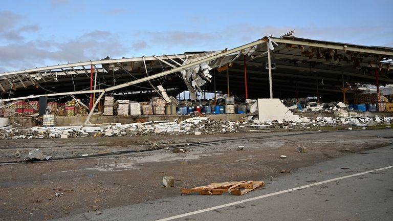 الأضرار التي لحقت بمتجر أعلاف في مايفيلد ، كنتاكي بسبب الإعصار.  الصورة: A.P.