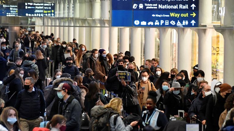 مسافران برای سوار شدن به قطارهای یورواستار در ایستگاه بین‌المللی سنت پانکراس پیش از افزایش محدودیت‌ها برای مسافران فرانسه از بریتانیا، در بحبوحه شیوع همه‌گیری ویروس کرونا (COVID-19)، لندن، بریتانیا، 17 دسامبر 2021، صف می‌کشند. آقای رویترز / توبی ملویل