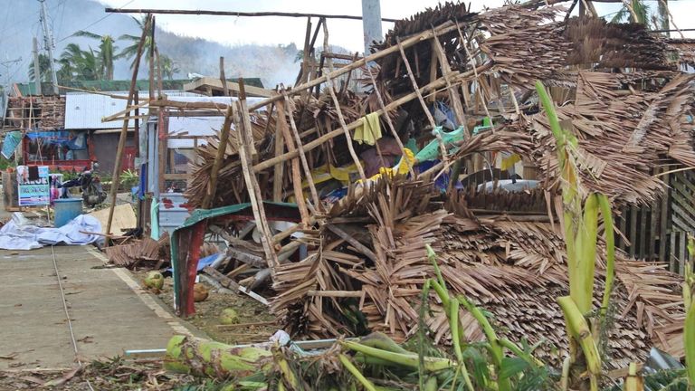 بسیاری از خانه ها در اثر طوفان ویران یا آسیب دیدند.  عکس: گارد ساحلی فیلیپین