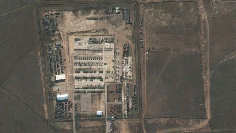 Une image satellite de Maxar Technologies prise le 18 octobre montre un emplacement de troupes russes dans la municipalité d'Evpatoria, en Crimée.  Photo : AP