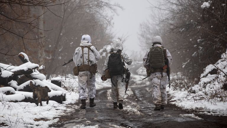 سربازان اوکراینی در امتداد خط جدایی از شورشیان طرفدار روسیه در نزدیکی کاترینوفکا، دونتسک قدم می‌زنند. 