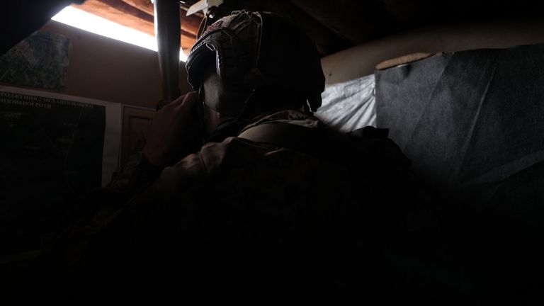 Un soldat ukrainien regarde à travers un périscope