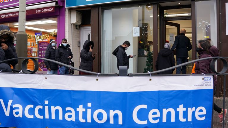 مردم در مرکز واکسیناسیون Melton Road در لستر در صف ایستاده اند زیرا برنامه تقویت کننده کروناویروس به نرخ بی سابقه ای از تحویل افزایش می یابد، با تزریق اضافی به هر بزرگسال واجد شرایط در انگلستان تا پایان دسامبر.  تاریخ عکس: دوشنبه 20 دسامبر 2021