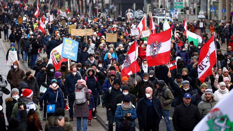 Des manifestants défilent pour protester contre les restrictions liées au COVID-19 et la vaccination obligatoire à Vienne, en Autriche