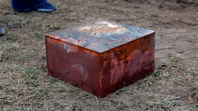 کارگران یک جعبه مسی را پیدا کردند که گمان می رود یک کپسول زمان از سال 1887 باشد، که در روز دوشنبه، 27 دسامبر 2021، زیر پایه رابرت ای لی در ریچموند، ویرجینیا، قرار گرفت.