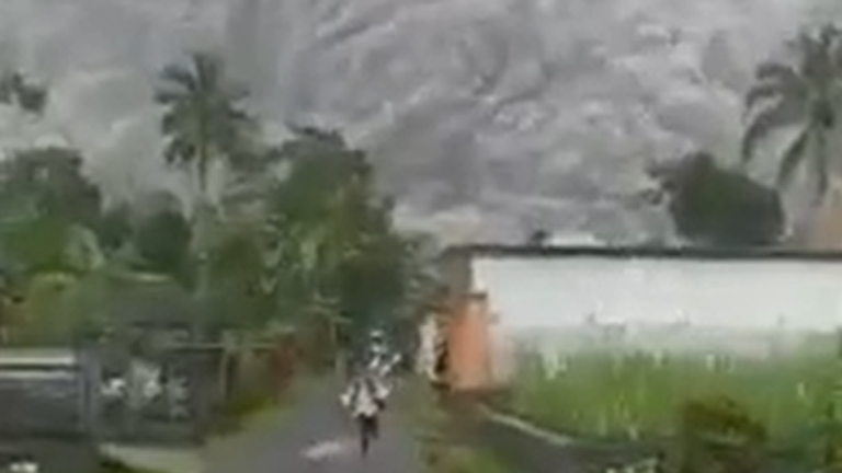 کوه سمرو اخیرا در جزیره جاوه اندونزی فعال بوده است.