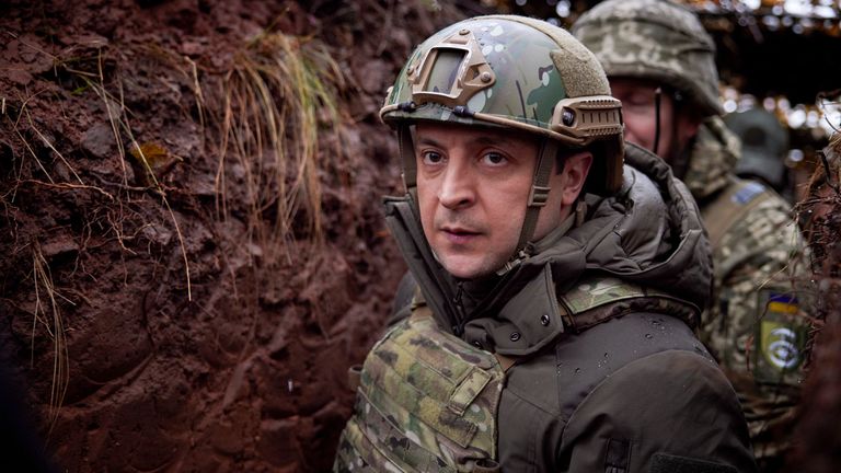 ولادیمیر زلنسکی، رئیس جمهور اوکراین روز دوشنبه از منطقه جنگ زده دونتسک در شرق اوکراین بازدید کرد.  عکس: AP