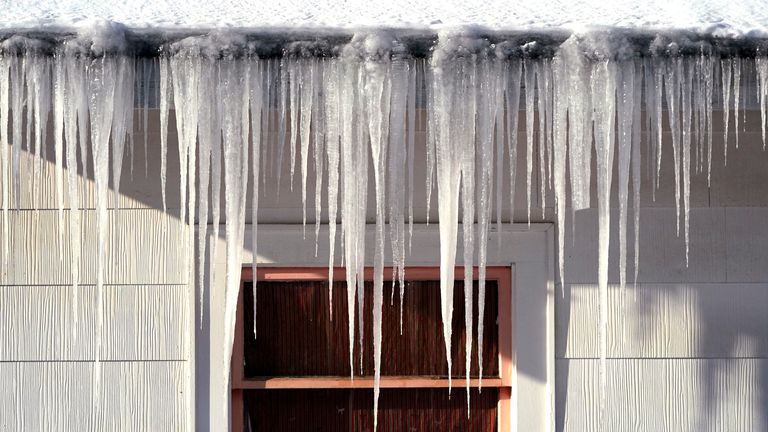 آویزهای بلند یخی روز دوشنبه از خانه ای در بلینگهام، واشنگتن آویزان شده است.  عکس: AP