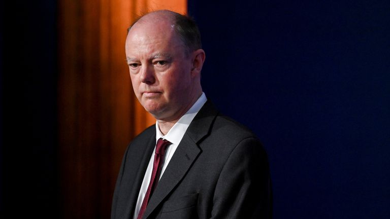 Le médecin-chef de l'Angleterre Chris Whitty assiste à une conférence de presse sur la maladie à coronavirus (COVID-19) au 10 Downing Street, à Londres, en Grande-Bretagne, le 15 novembre 2021. Leon Neal/Pool via REUTERS