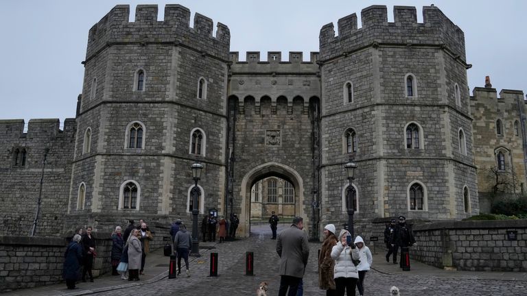 Tourist stand in front of the Henry VII gate and take pictures at Windsor castle at Windsor, England on Christmas Day, Saturday, Dec. 25, 2021. Britain&#39;s Queen Elizabeth II has stayed at Windsor Castle instead of spending Christmas at her Sandringham estate due to the ongoing COVID-19 pandemic. (AP Photo/Alastair Grant)
Tourist stand in front of the Henry VII gate and take pictures at Windsor castle at Windsor, England on Christmas Day, Saturday, Dec. 25, 2021 
PIC:AP