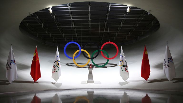 La flamme olympique est exposée à la tour olympique du parc olympique de Pékin, en Chine, le 18 novembre 2021. (Le Yomiuri Shimbun via AP Images)