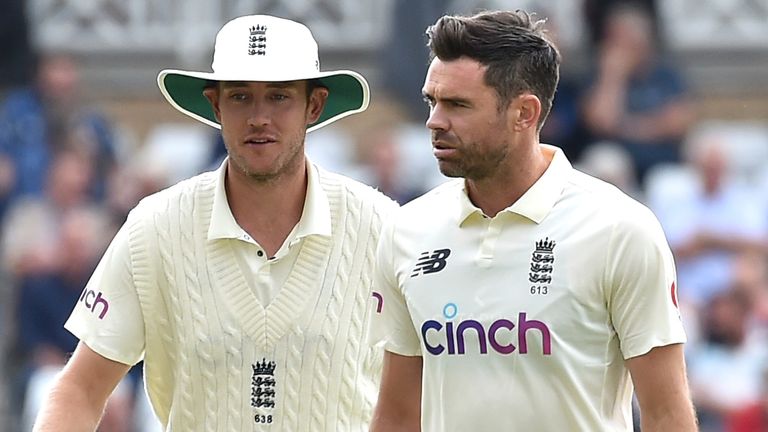 England&#39;s Stuart Broad (L) and James Anderson (Associated Press)