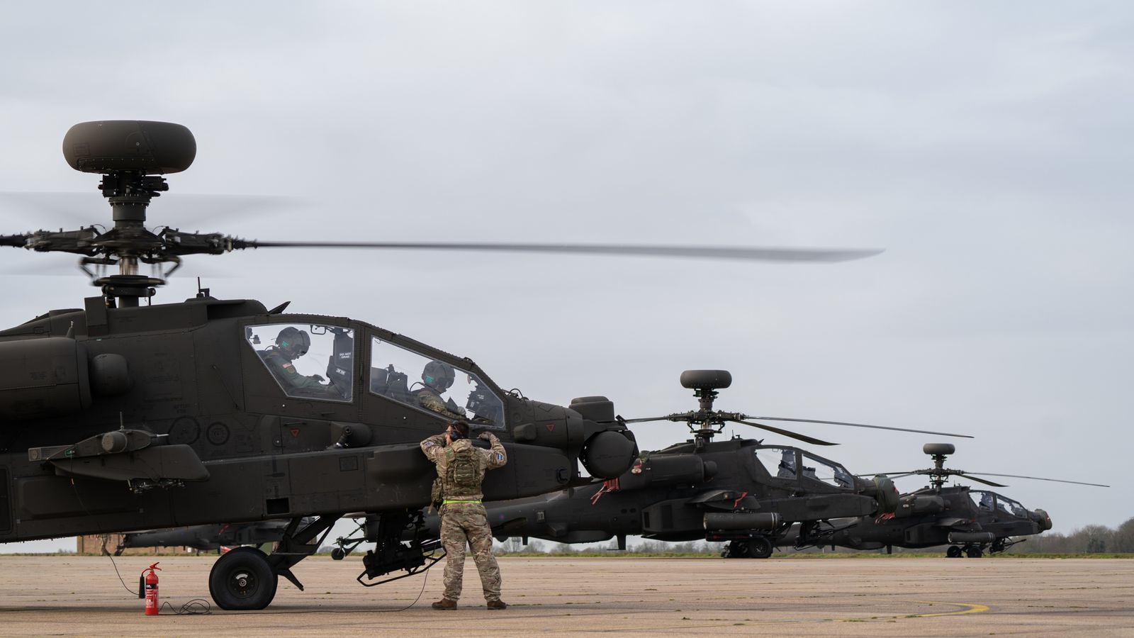 British Army's New 'battle-winning' Apache Attack Helicopters Undergo ...