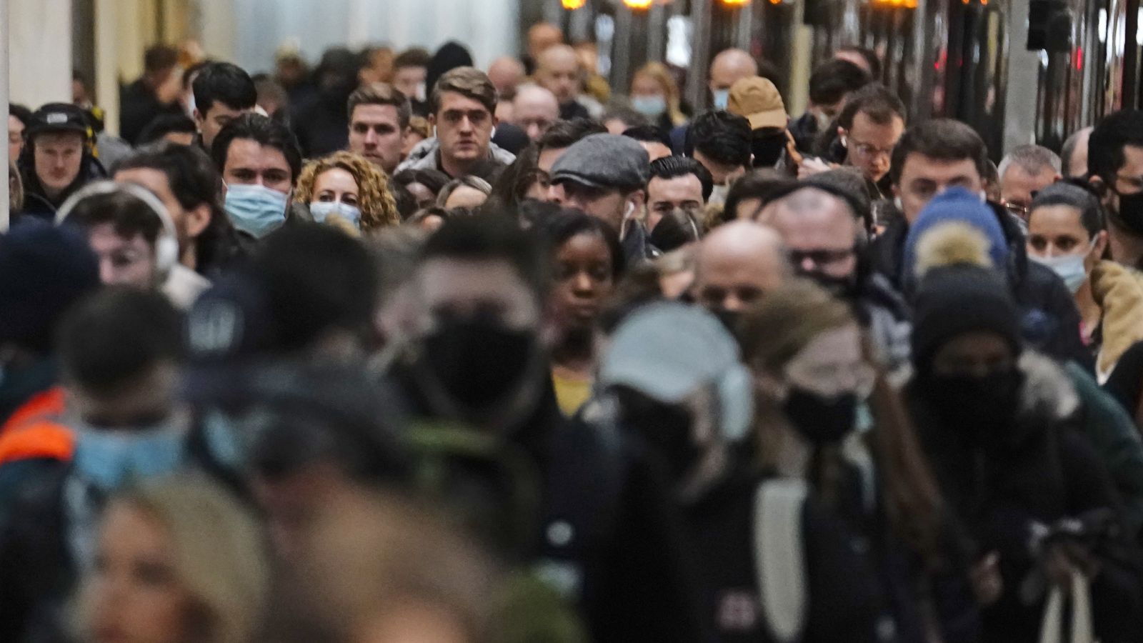 skynews commuters liverpool street 5653825