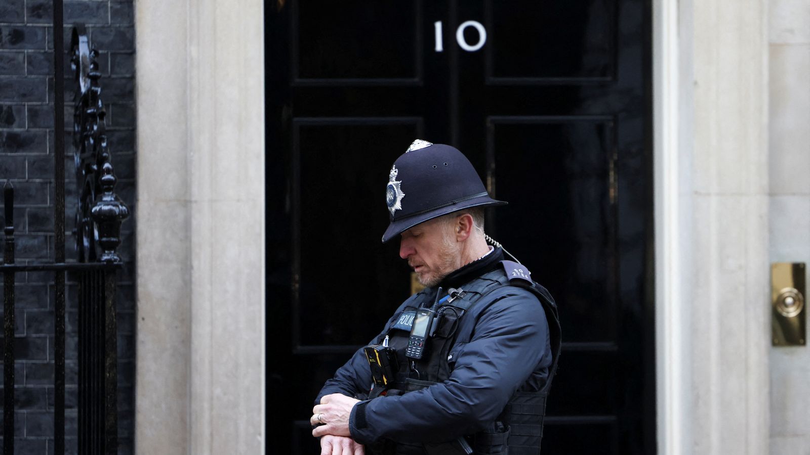 Polícia metropolitana de Londres em frente da residência oficial