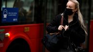 A person wearing a protective face mask gets off a bus during morning rush hour, amid the ongoing coronavirus disease (COVID-19) pandemic in London, Britain, January 27, 2022. REUTERS/John Sibley
