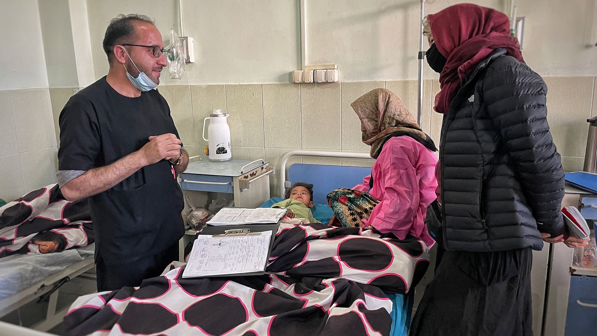 Afghanistan: Parents sell children and kidneys to feed starving ...